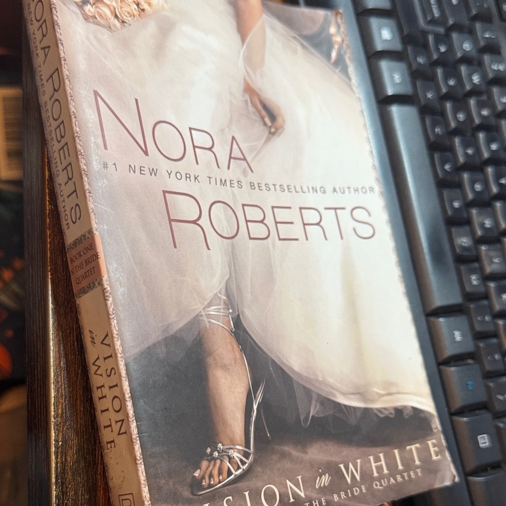 Nora Roberts Vision in White (The Bride Quartet, Book 1) - Picture 3 of 3